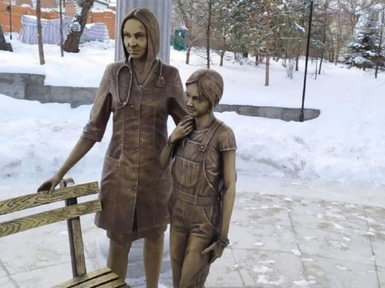 Скандалом обернулся новый памятник врачу с ребенком в Хабаровске