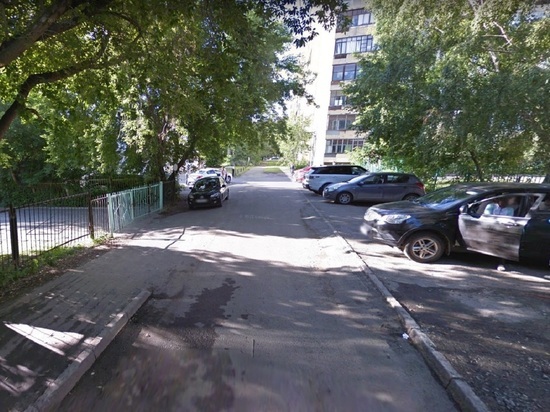 Родители школьников ругаются с водителями из-за тротуара в центре Екатеринбурга