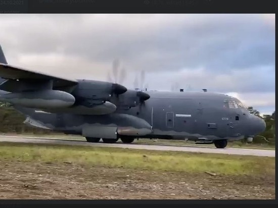 В Швеции посадили военный транспортный самолет на автотрассу