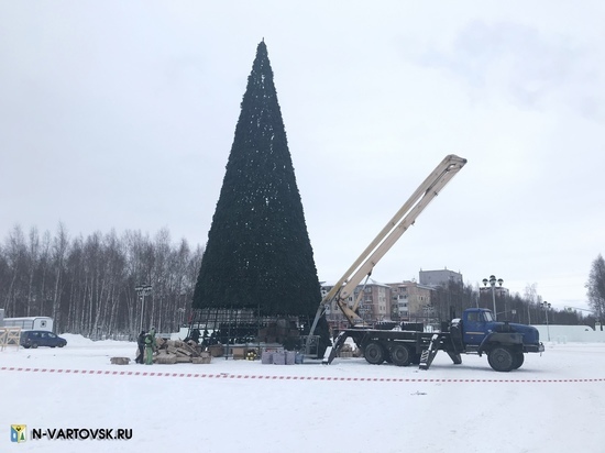 На центральной площади Нижневартовска установили 22-метровую ель