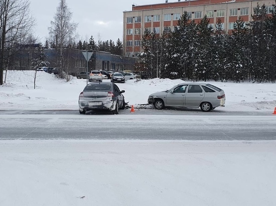 Пассажир иномарки пострадал при столкновении авто в Ноябрьске
