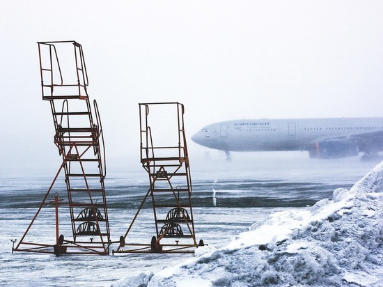 Снегопад привел к массовой задержке авиарейсов в Москве