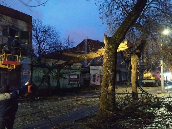 Сильнейший ветер в Краснодаре оборвал провода, сломал деревья, у некоторых домов сорвало крыши