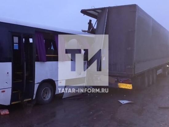 В ДТП вахтового автобуса с грузовиком в Татарстане есть погибший