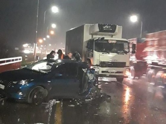 Под Ростовом грузовик врезался в легковушку: пострадали трое