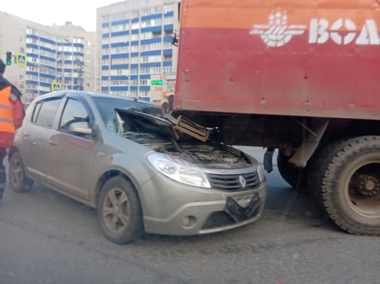 На улице Новосёлов в Рязани Renault врезался в грузовик «Водоканала»