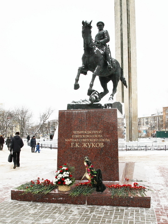 В Калуге отмечают 125-летие маршала Победы Георгия Жукова
