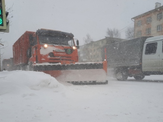 Почти 300 единиц техники очищают дороги Тверской области от снега