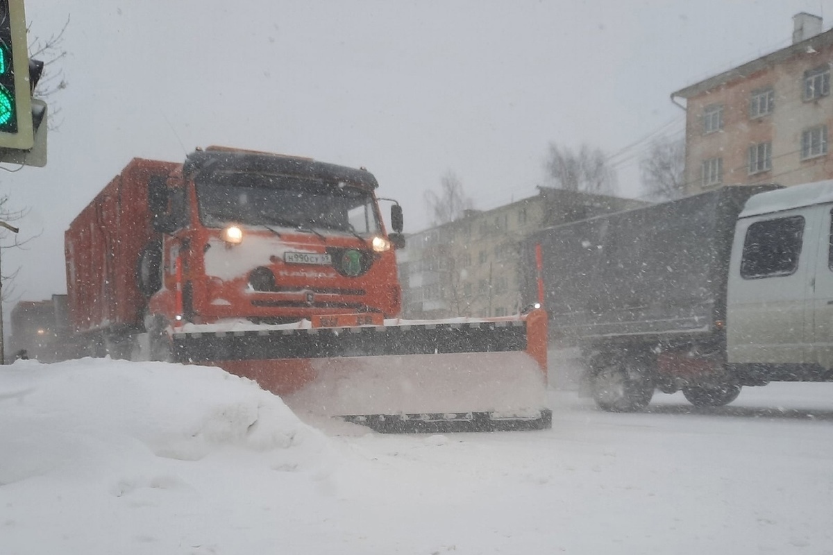 Закрытие дорог в тверской области. Администрация Ровеньки Белгородская область чистка снега. Армия чистит дороги ПМР от снега. Как чистят дороги от снега в Канаде. Как чистят дороги по дамбе от снега.