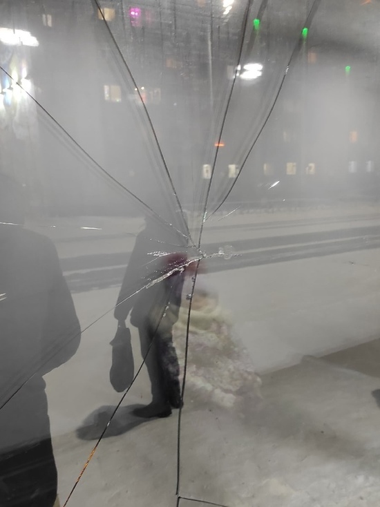 Вандалы разбили стекло на теплой остановке в Салехарде