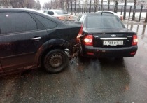 На улице Волжска столкнулись три автомашины, причем виновник сбежал с места ДТП.
