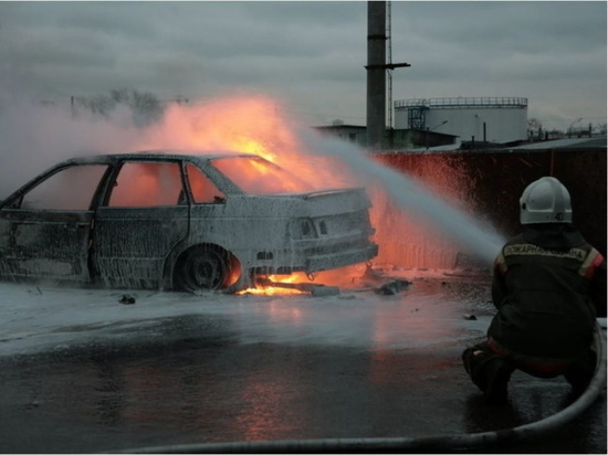 В Мурманске возле автомойки сгорел автомобиль