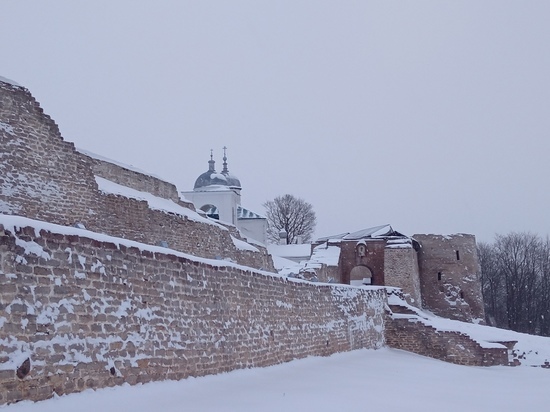Снежное царство: завораживающие снимки зимнего Изборска появились в Сети