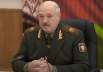Президент Белоруссии Александр Лукашенко заявил, что давно ходит в военной форме и делает это «не для выпендрежа»