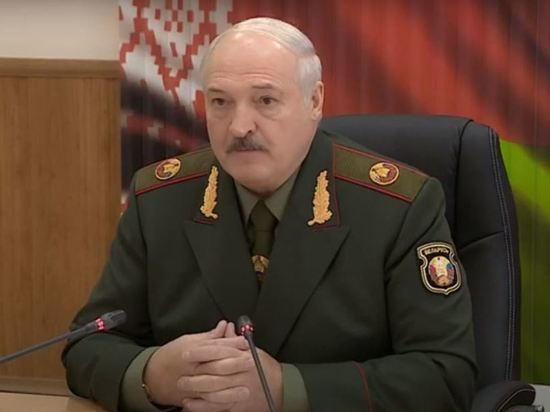 Лукашенко объяснил свои появления в военной форме