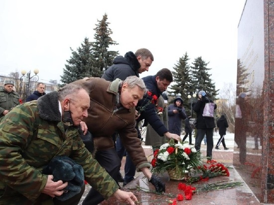 В Калуге возложили цветы к памятнику Маршала Победы Георгия Жукова