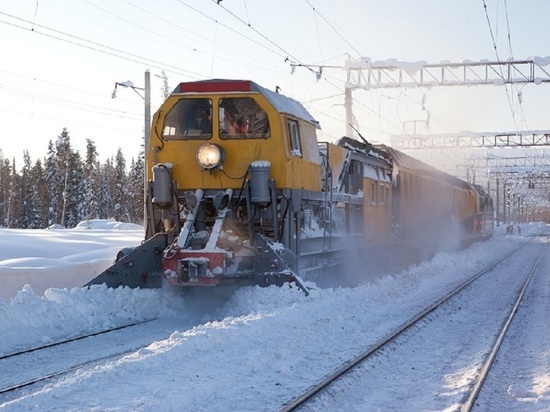 Железнодорожные пути в Карелии чистят от снега более 200 человек