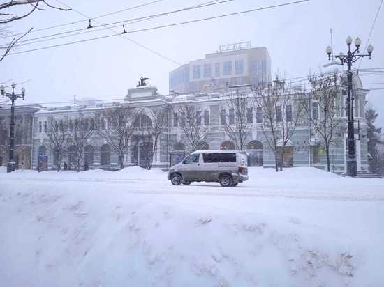 В Хабаровске в режиме нон-стоп чистят улицы от снега