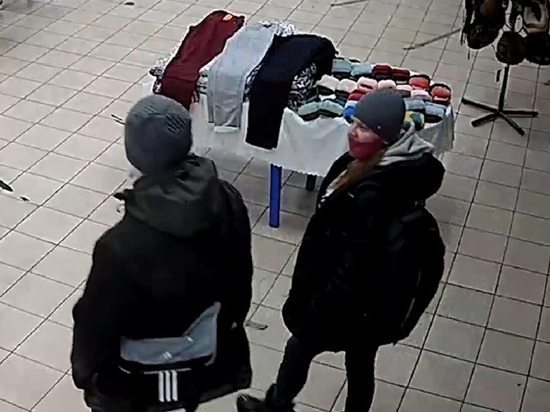 Дорогое мохнатое пальто было украдено вечером 20 ноября из торгового центра на Троицком проспекте