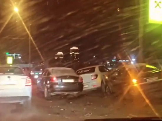 В Новосибирске 6 авто столкнулись на Димитровском мосту