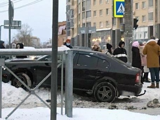 Дорожно-транспортное происшествие случилось в первый день декабря на пересечении проспекта Ломоносова с улицей Воскресенской
