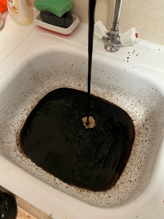 «Нефть» хлынула из кранов вместо воды в квартирах жителей Надыма