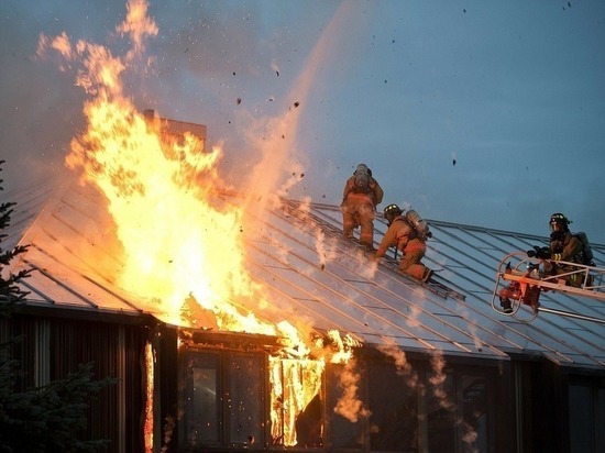 Половина четырехквартирного дома сгорела на Индустриальной в Чите