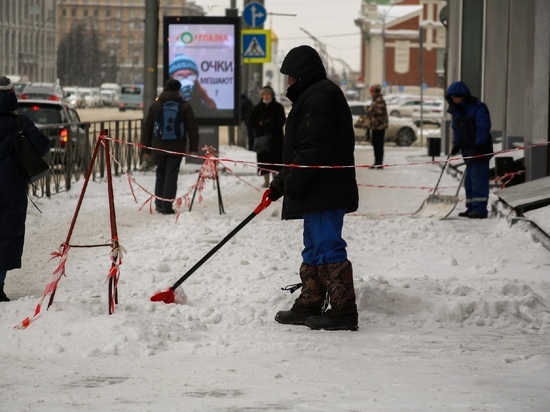 В Новосибирске лопаты для уборки снега заменят мини-тракторами