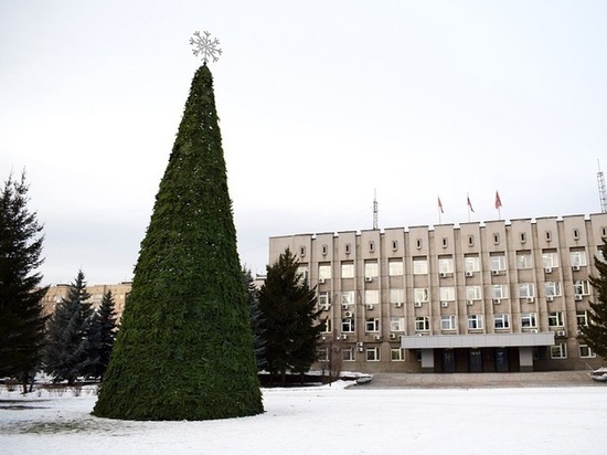 Новогоднюю елку установили на площади имени Свердлова в Красноярске
