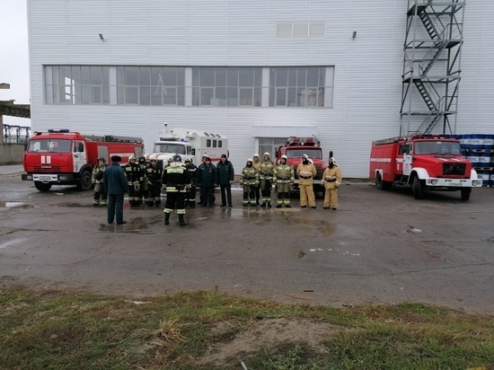 Волгоградские пожарные провели совместные учения с астраханскими коллегами