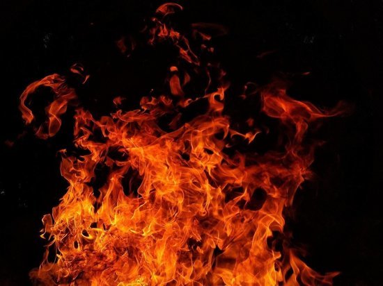 Пожарные отстояли технику в загоревшемся от котельной ангаре в Чите