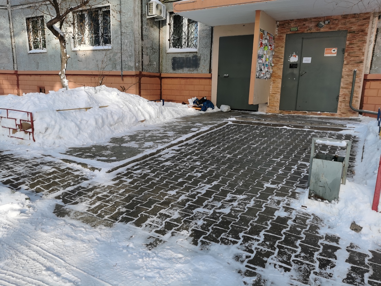В жилых районах Хабаровска продолжается уборка снега 