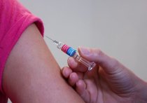 У людей, имеющих сильный иммунодефицит, не вырабатывается иммунитет к вакцине, при этом в их организме могут развиться новые сложные мутации вируса
