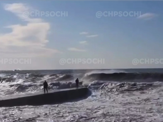 В Сочи мужчину смыло в море с волнореза