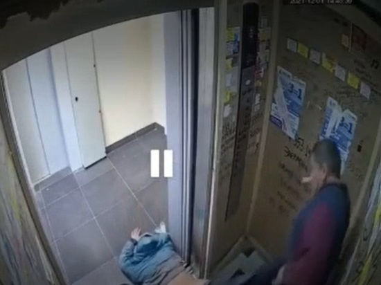 Пьяный петербуржец бросил тело собутыльника в лифте в Мурино