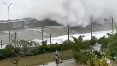 У побережья Сочи бушует семибалльный шторм: видео стихии