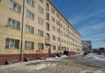 В Барнауле ребенок попал в больницу, после того как его засыпало льдом и снегом, внезапно сошедшем с крыши многоквартирного дома