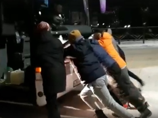 Костромские анекдоты: автобус с юными «межэтническими журналистами» застрял в костромских снегах