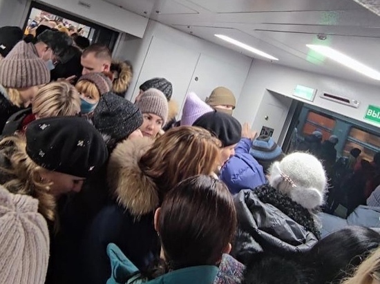 Электричка с людьми сломалась между станциями во Владивостоке
