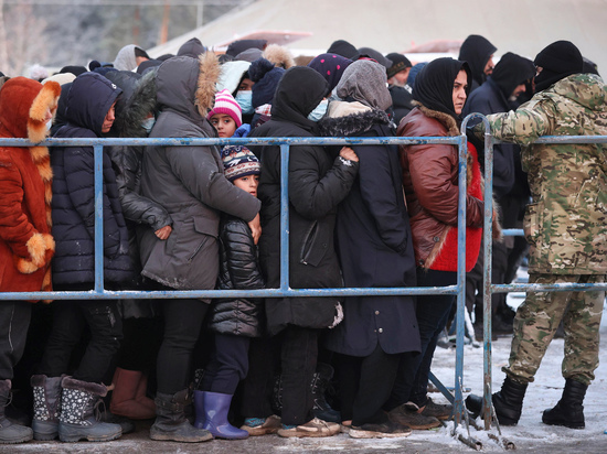 Мигрантский кризис на границе Польши и Белоруссии; проблема беженцев раскалывает ЕС