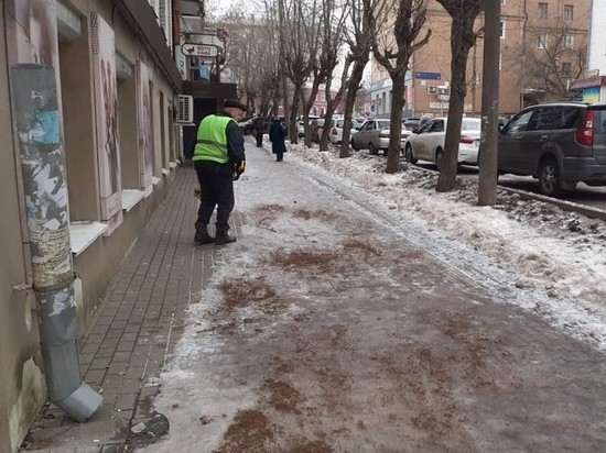 В Кирове с гололедом борются по заявкам горожан