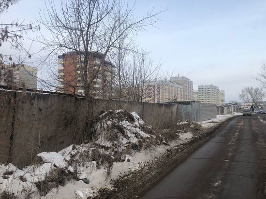 Травмированного подростка без сознания обнаружили возле гаражей в Красноярске