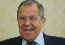 Глава МИД России Сергей Лавров пошутил над британскими журналистами, долго фотографировавшими его, а также британскую коллегу Лиз Трасс