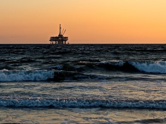 Цена нефти Brent опустилась ниже $66 впервые с августа