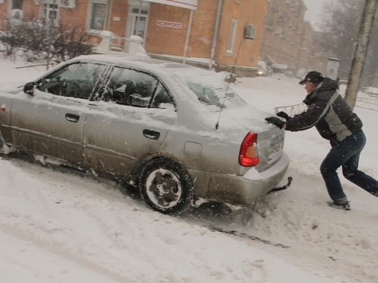 Убрать машины с пяти улиц Пскова попросили горожан из-за уборки снега