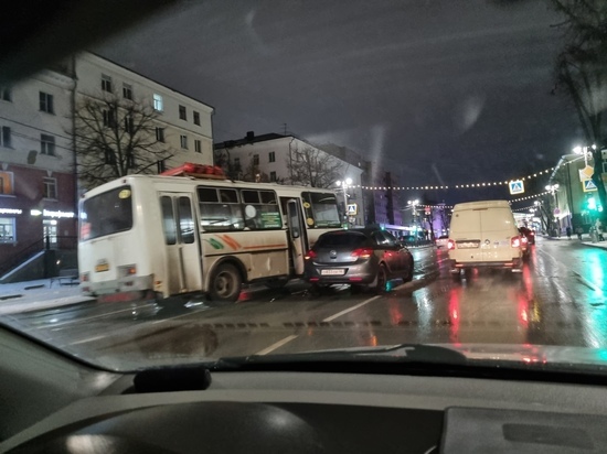 В Курске ДТП с маршруткой ПАЗ создало дорожный коллапс на Ленина