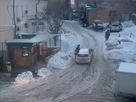 Водитель такси специально сбил девушку на нечищенной дороге во Владивостоке