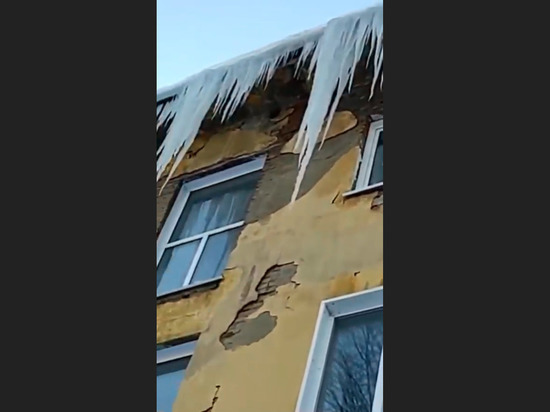В Кузбассе над жильцами дома «повисли» двухметровые сосульки
