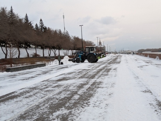 Жалобы на снег во дворах стали поступать чиновникам от жителей Красноярска
