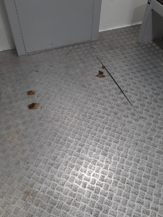 Неизвестные превратили в туалет теплую остановку в Лабытнанги